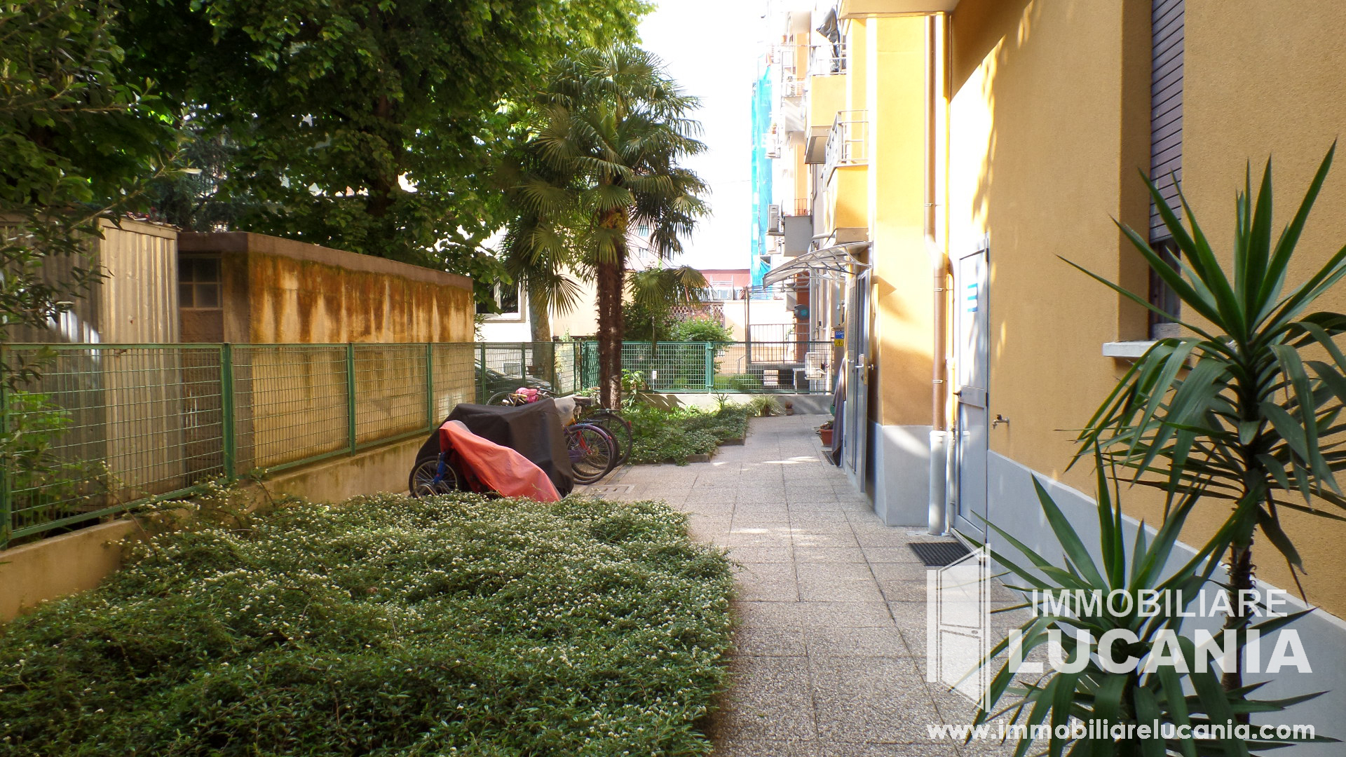 Cortile interno con ricovero biciclette
