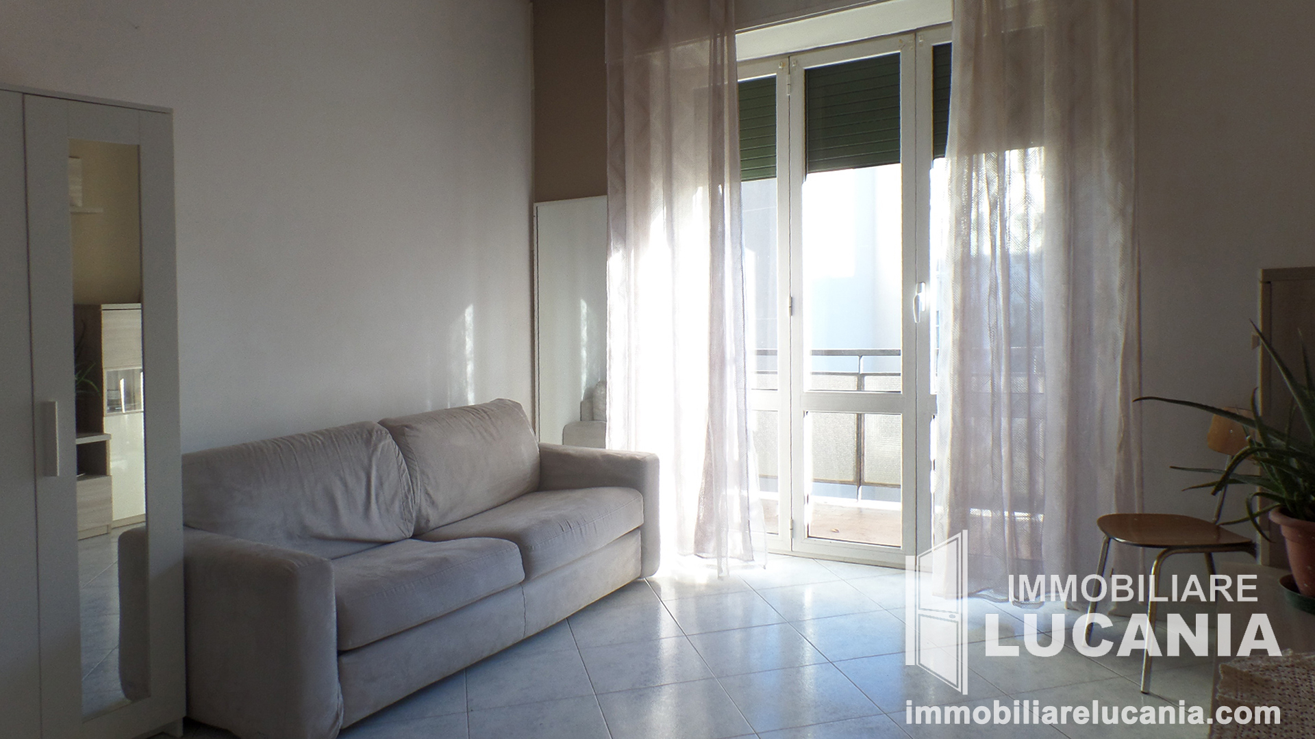 Foto soggiorno verso balcone