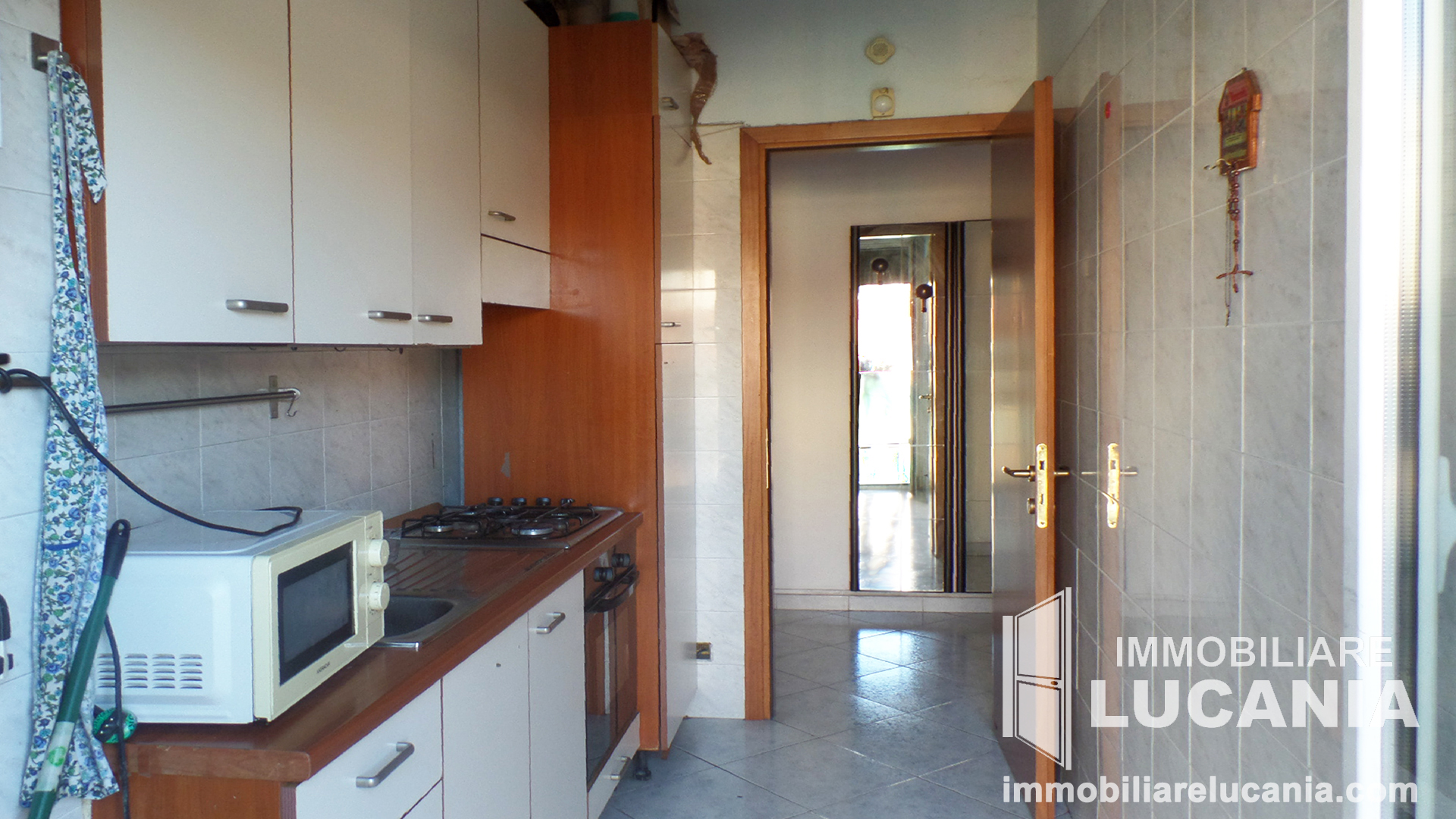 Foto cucina verso corridoio