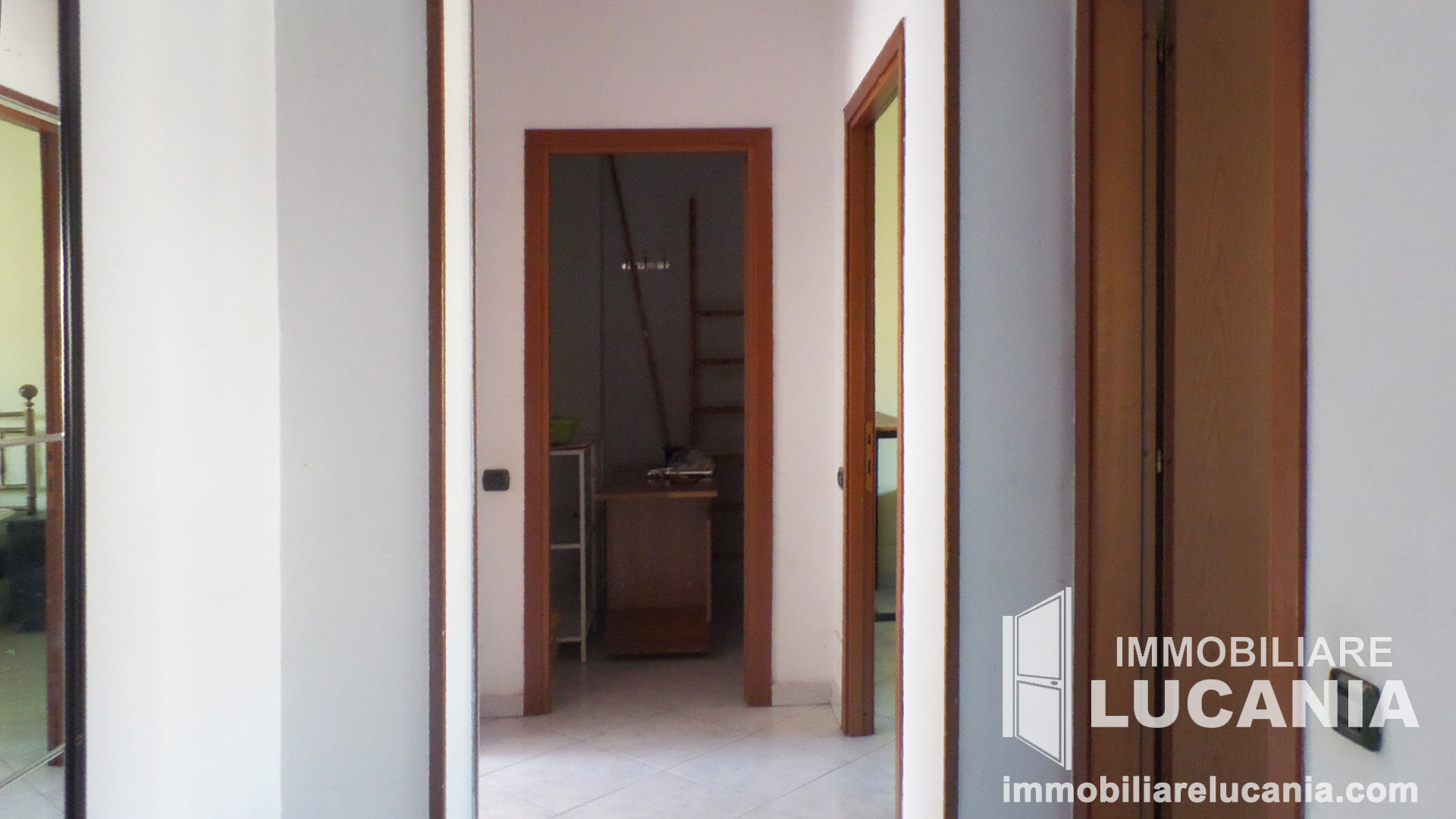 Foto corridoio con ripostiglio di fronte