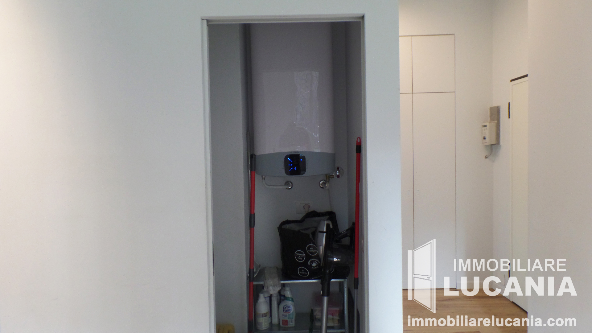 Foto ripostiglio con vano scaldabagno