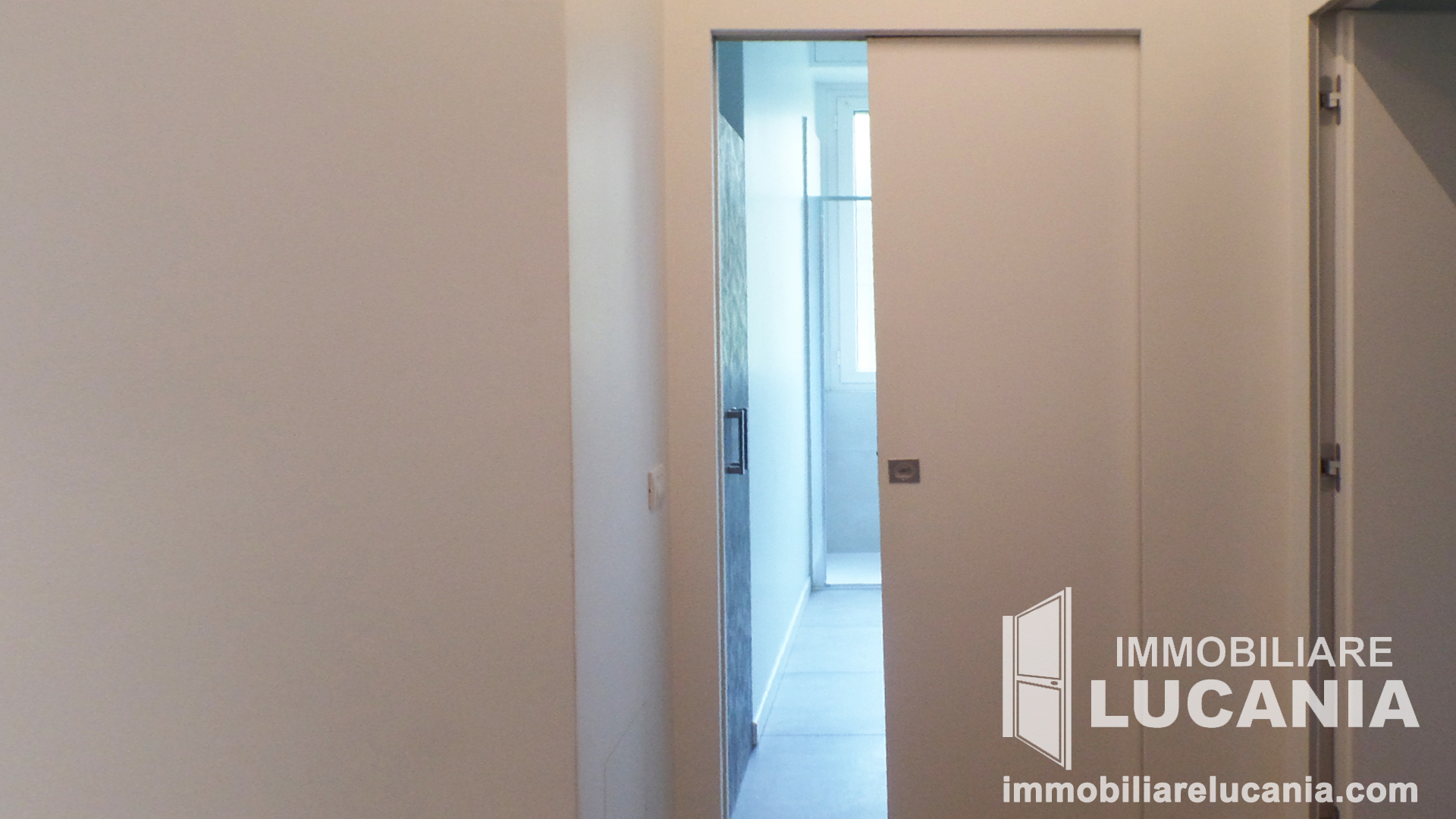 Foto corridoio d'ingresso verso bagno e camera da letto