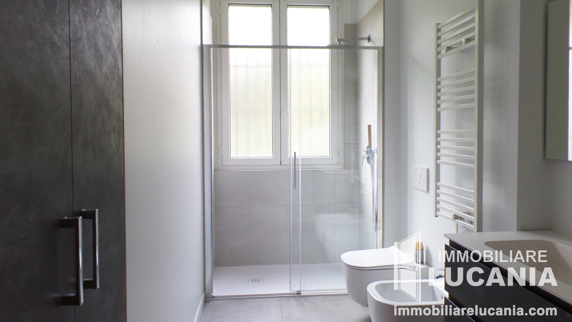 Foto bagno con a sinistra vano lavatrice