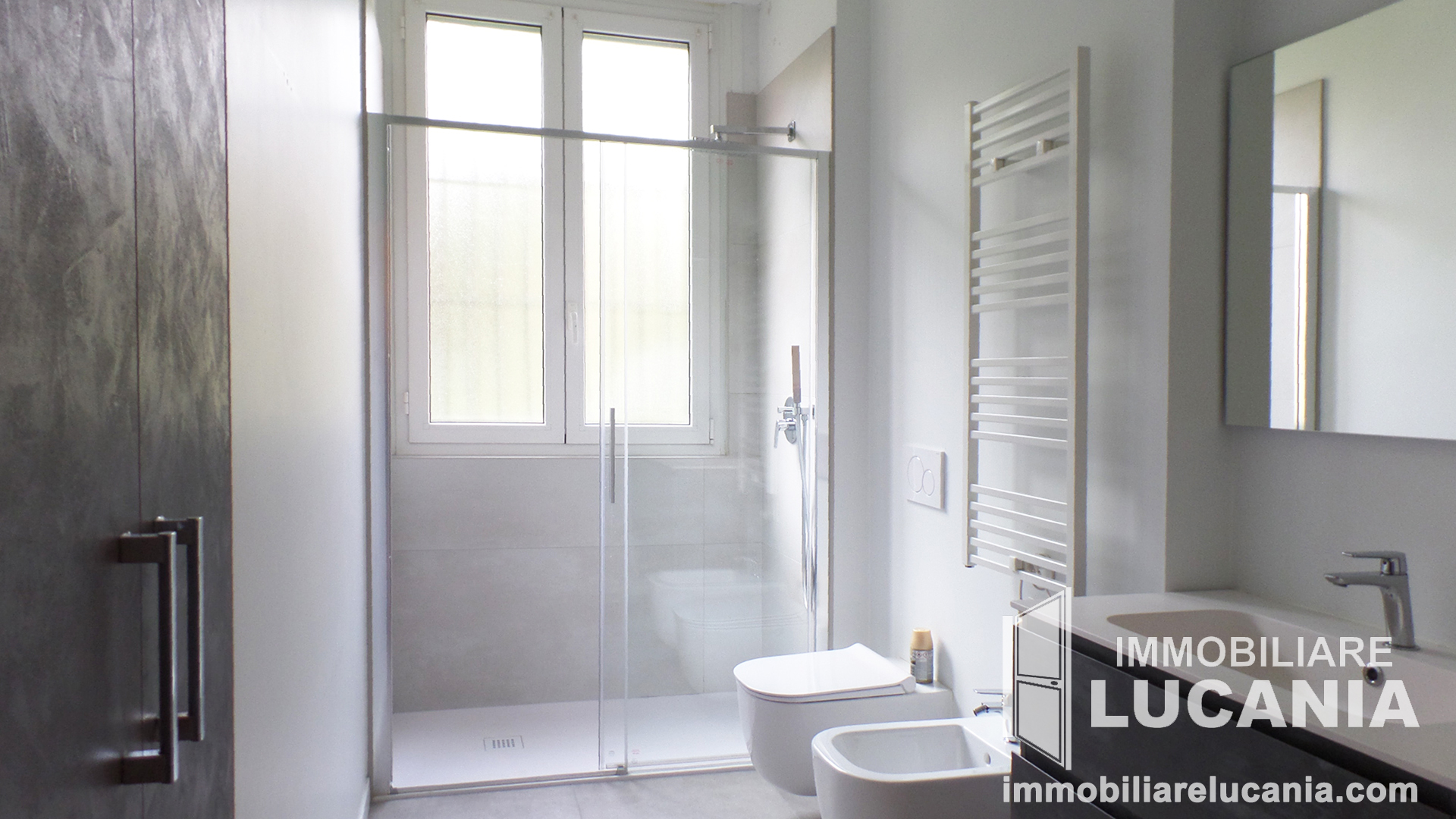 Foto bagno con a sinistra vano lavatrice