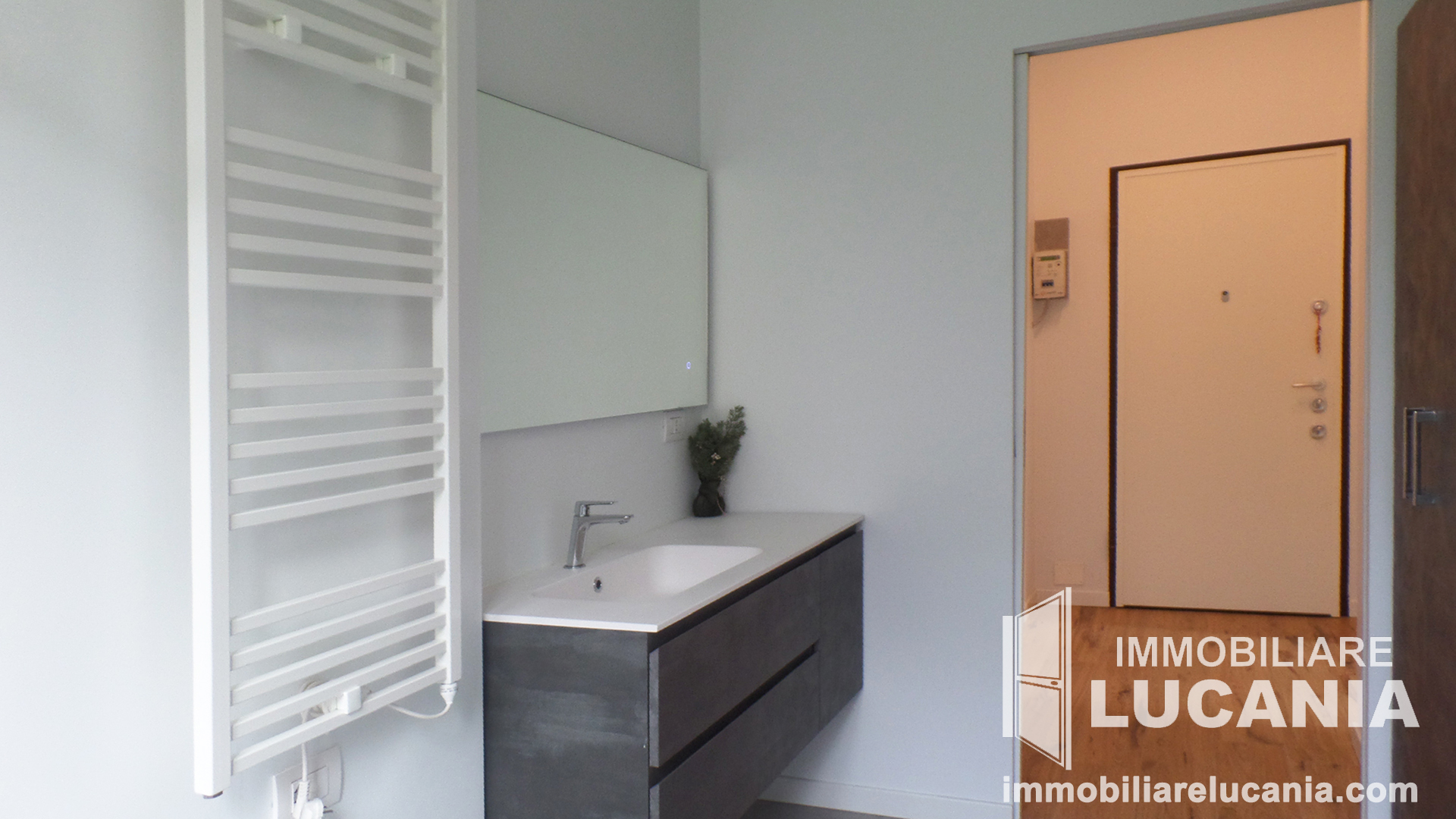 Foto bagno con a destra vano lavatrice