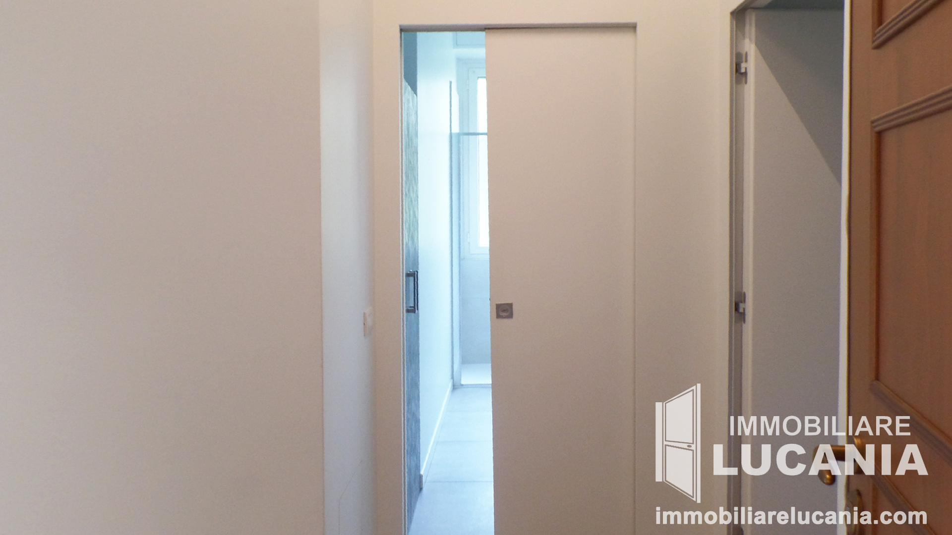 Foto ingresso appartamento con armadio a muro Via Martinengo Milano