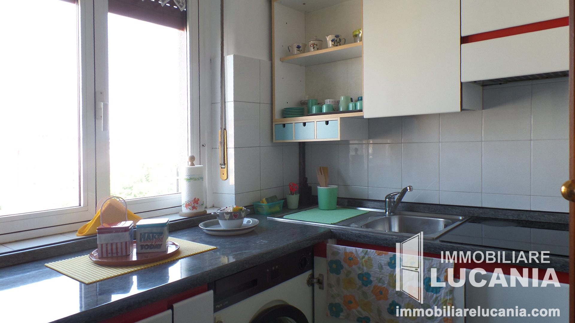 Cucinotto con piano a induzione e lavatrice