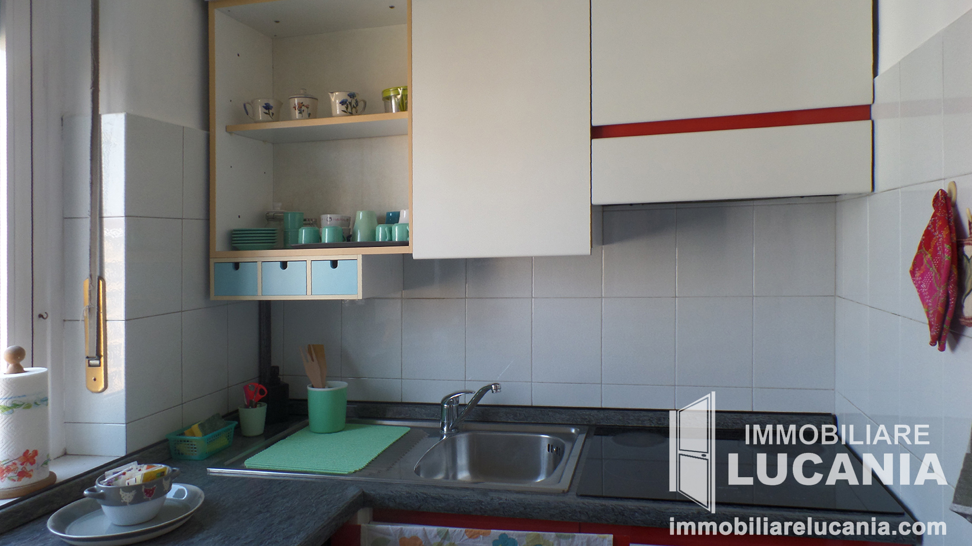 Cucinotto con piano a induzione e lavatrice