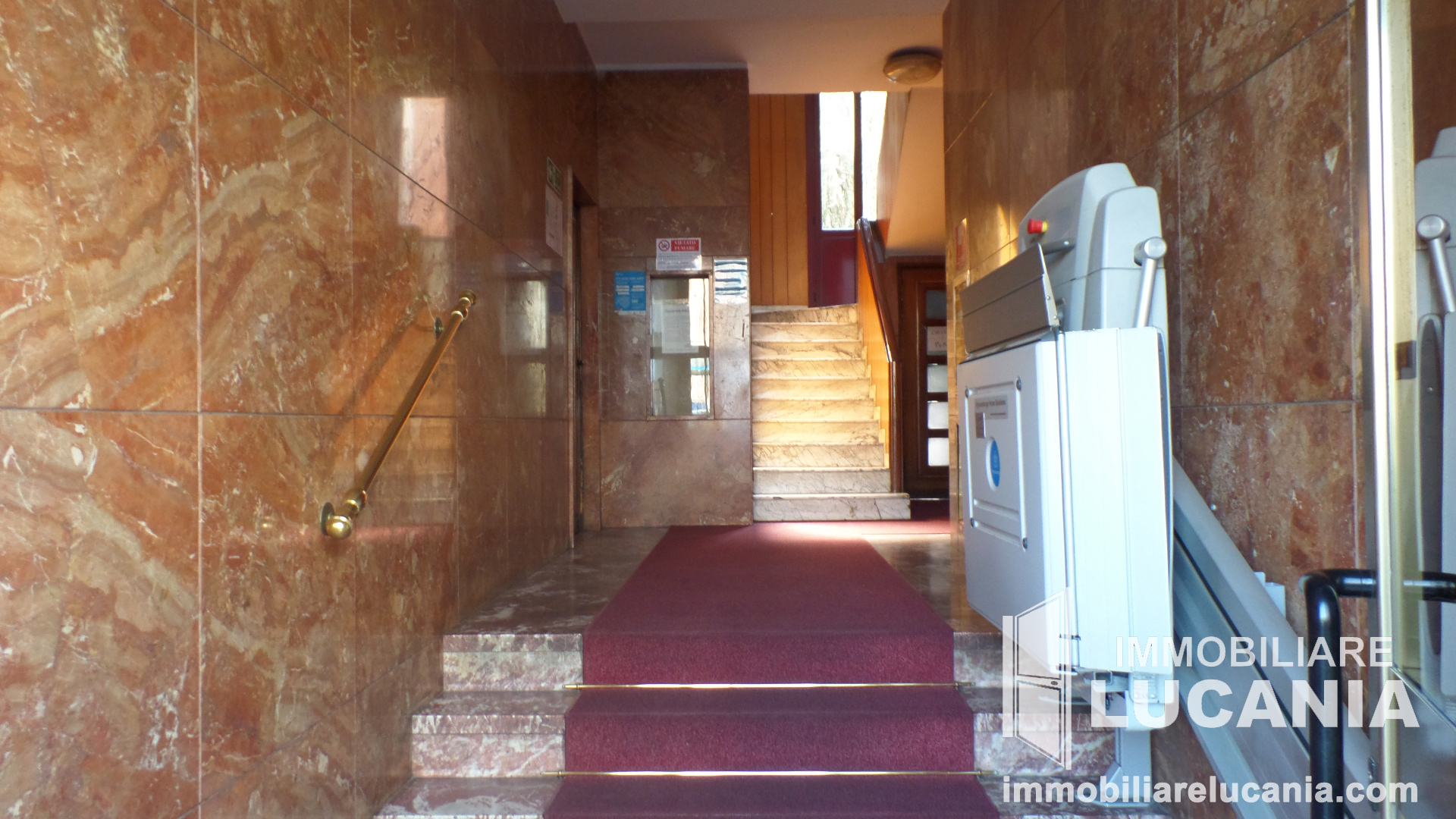 Ingresso stabile con montascale per disabili