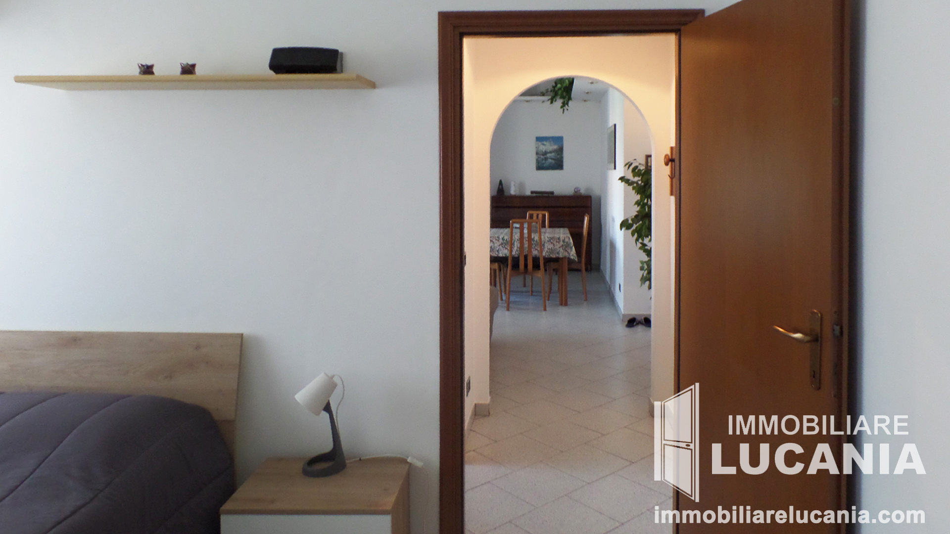 Camera da letto matrimoniale verso disimpegno e zona giorno