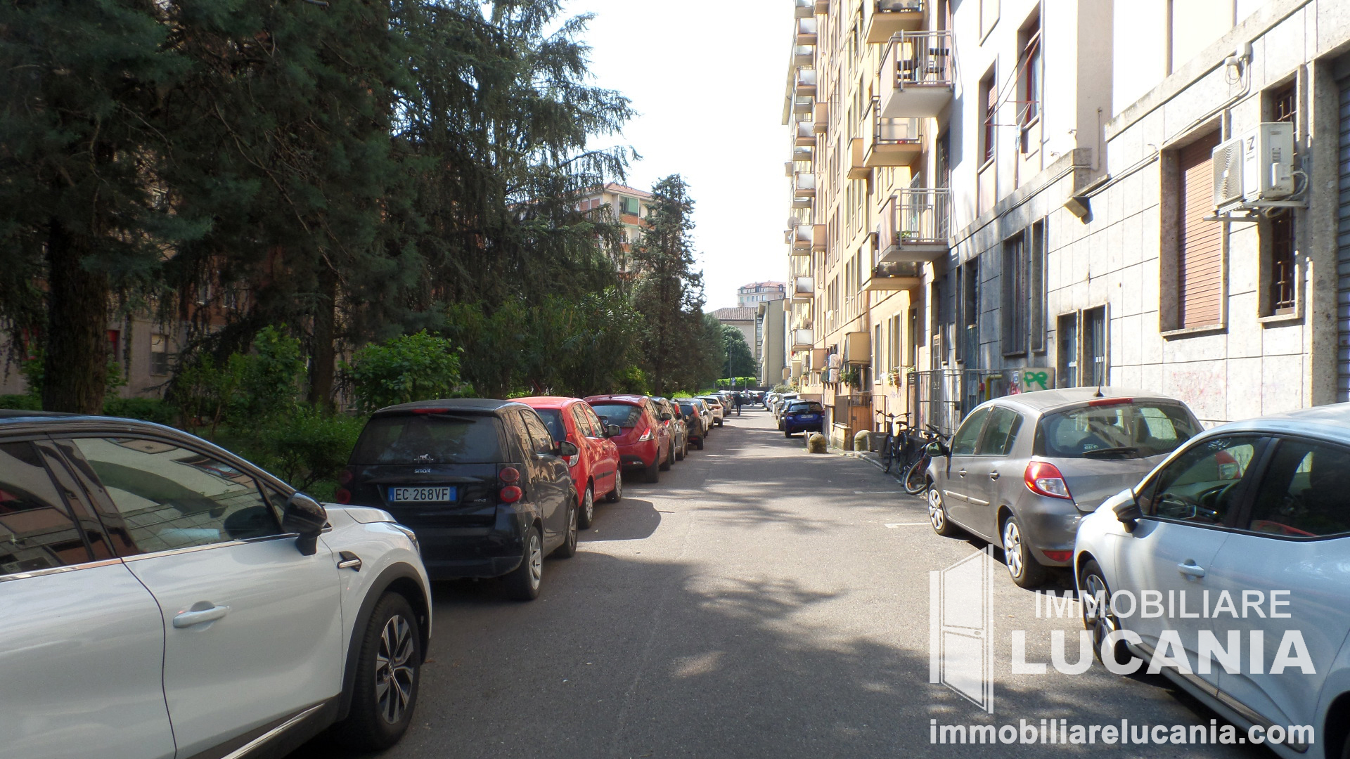 Parcheggio pubblico sul retro dello stabile