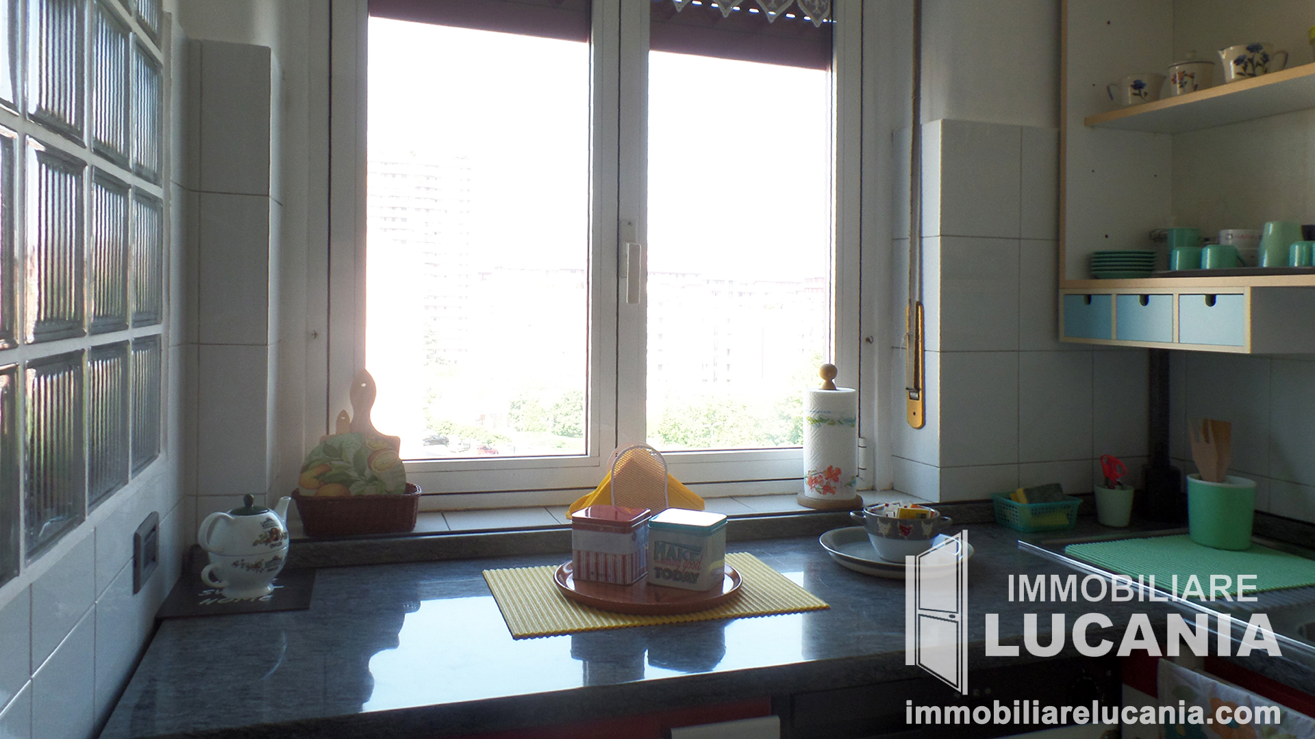 Cucinotto con piano a induzione e lavatrice